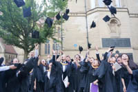 曼彻斯特大学2018年夏季毕业典礼隆重举行 全球在职MBA项目毕业生赶赴英国共襄盛举
