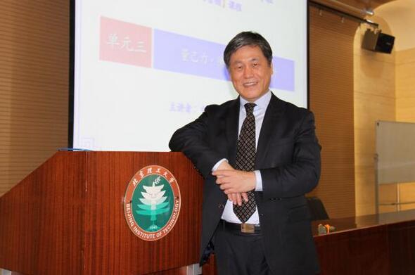 著名战略管理大师吕鸿德教授来我校为EMBA学员讲授《战略营销管理》课程