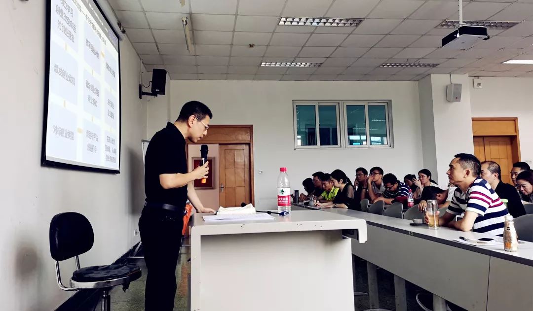 企业家进课堂 | 从零到一，从理论到实践，校友企业导师刘江带你走进《创业与创业者管理》 