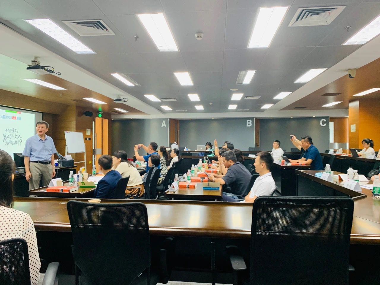 香港城大中文EMBA|不会做带货直播，能把梳子卖给和尚吗？