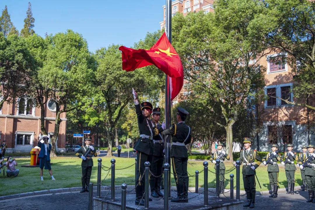 资讯 | 升国旗奏国歌！上理师生祝福祖国