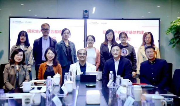 华东师大经管专业学位教育中心与上海徐家汇商城签约产教融合基地