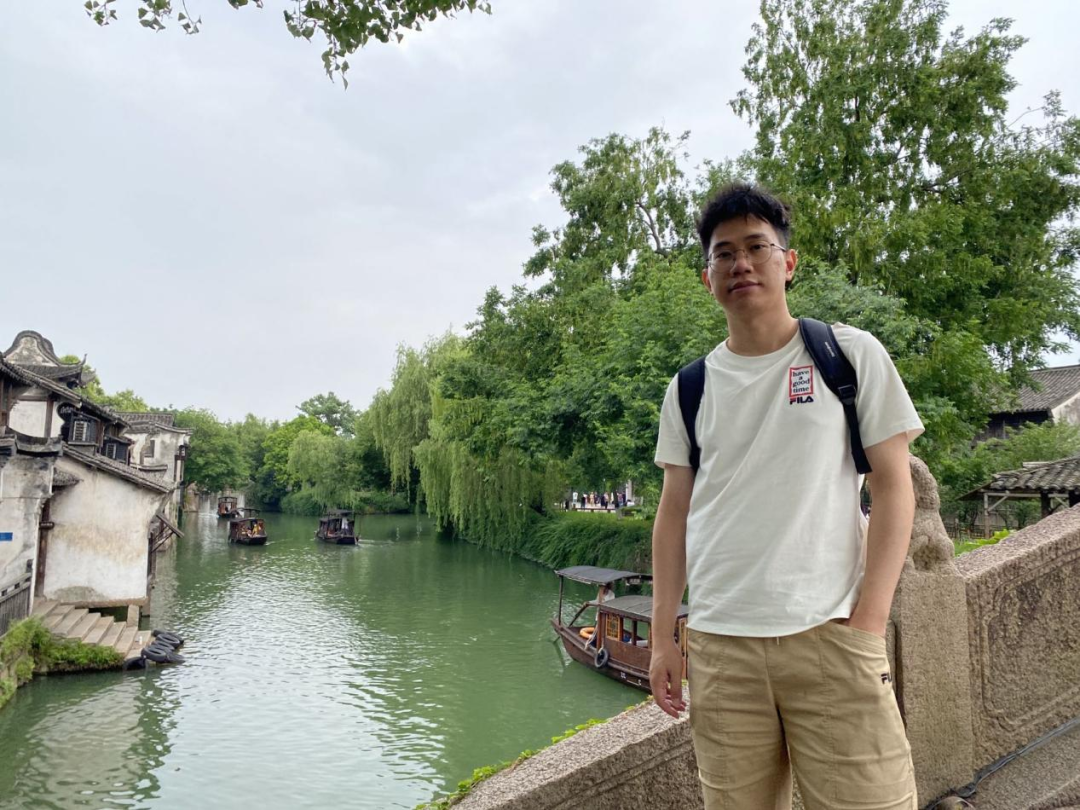 PHBS斜杠青年 | 郑波：一位精通AI技术的脱口秀演员爱好者