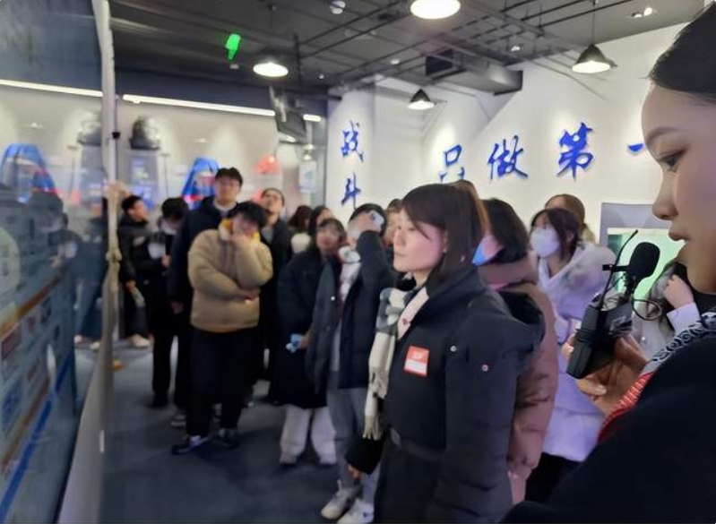 京东学院师生参观京东总部企业馆和党建馆