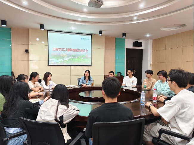 河南理工大学工商管理学院院长傅端香与工商类2310班同学深入座谈交流