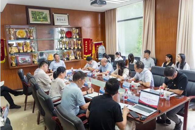 广东外语外贸大学党委副书记、校长闫相斌教授指导商学院党建工作推进会