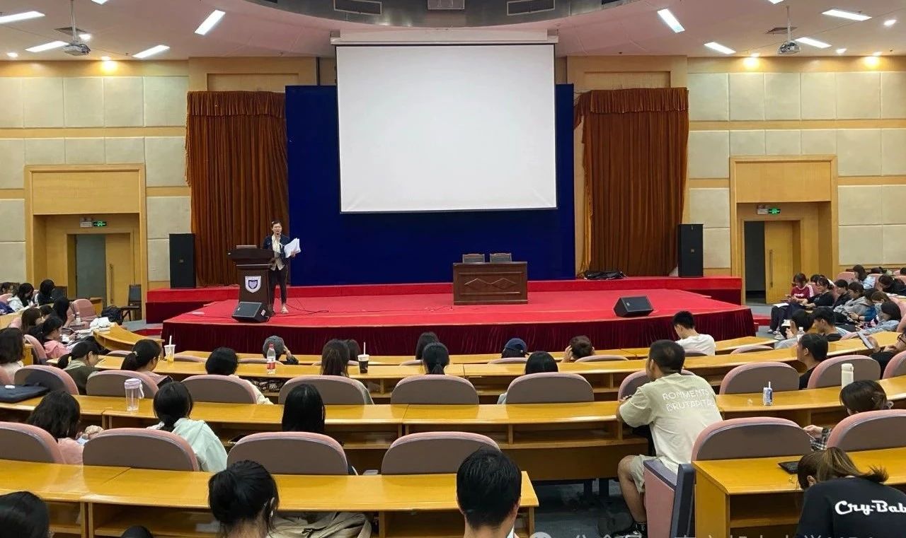 南邮MBA中心教师为管理学院2024级本科新生开展科创竞赛讲座