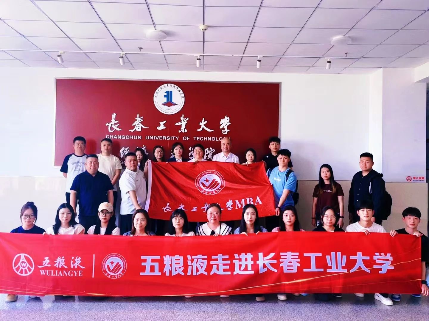 三杯九礼：文化赋能与职场竞合丨五粮液×长春工大职场能力提升工作坊圆满落幕
