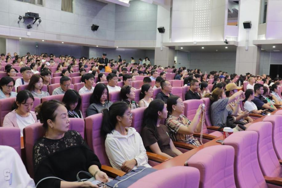 新闻资讯丨北语商学院召开2025级新生及新生家长会