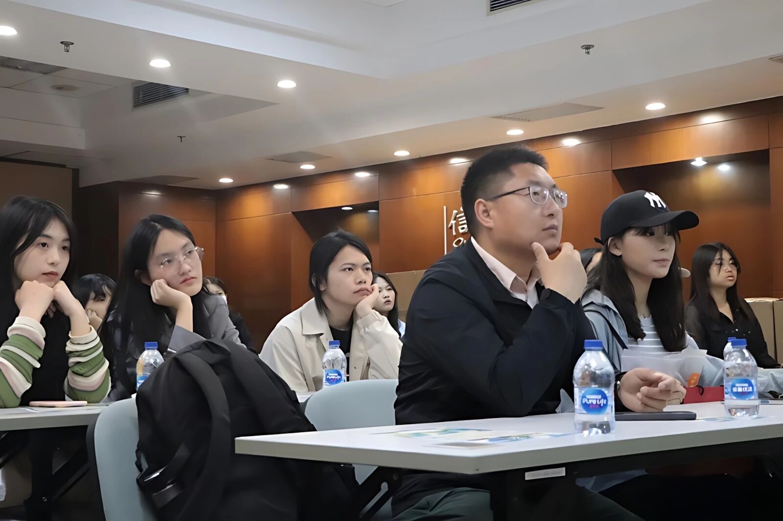 “春光正好”社会实践ing | 中央民族大学管院触摸AI赋能审计变革与工业未来的心跳