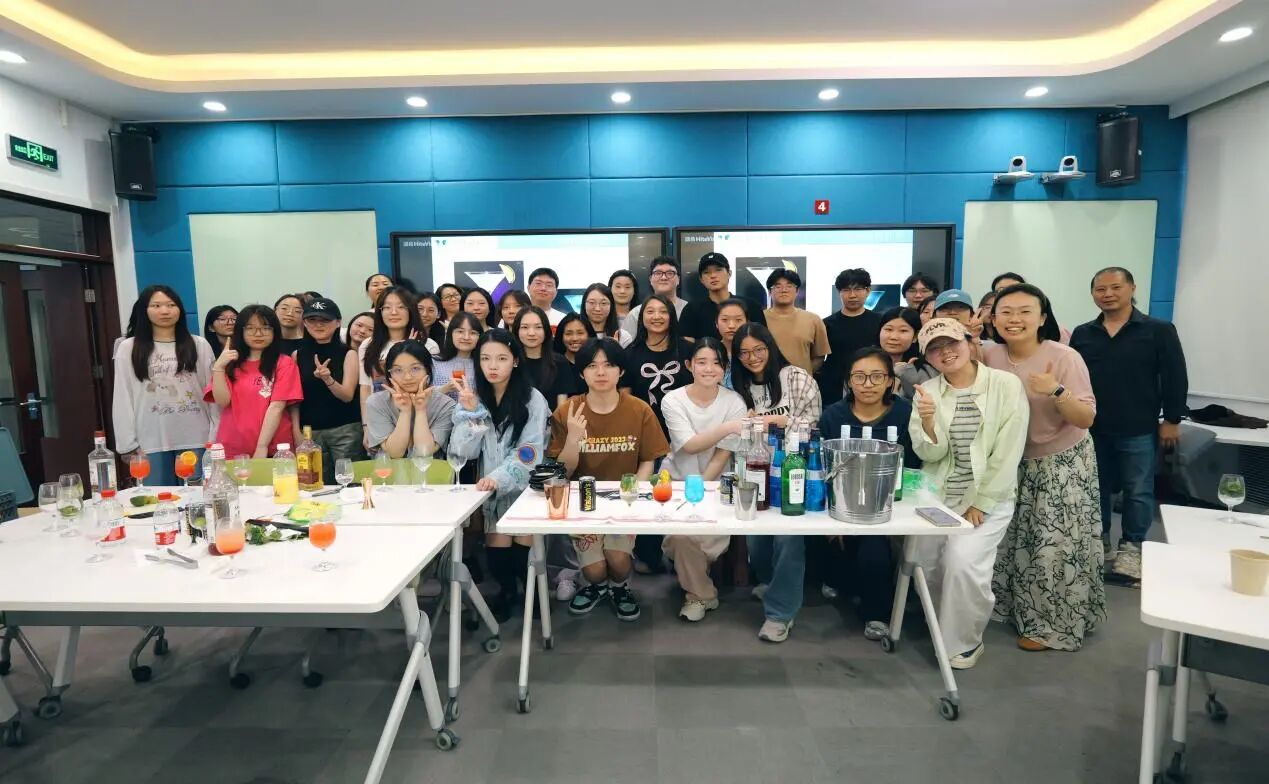 以酒为媒践初心 知行合一育人才——北二外MTA举办鸡尾酒调制与品鉴实践教学活动