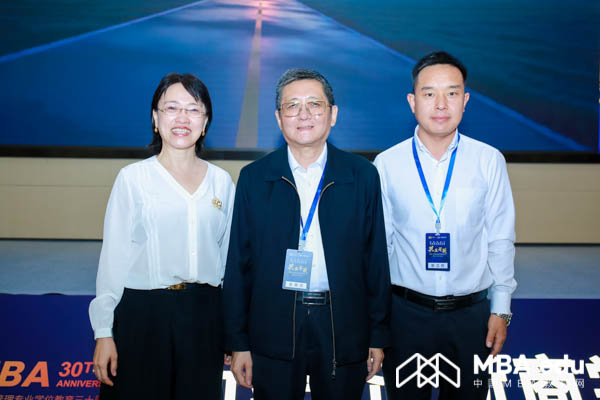 与MBA教指委秘书处办公室王萍主任合影.jpg