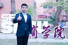 商学院之声 | 专访上海师范大学商学院党委副书记傅毅教授：AI驱动教学革新，全面提升学生管理创新能力与人文素养。